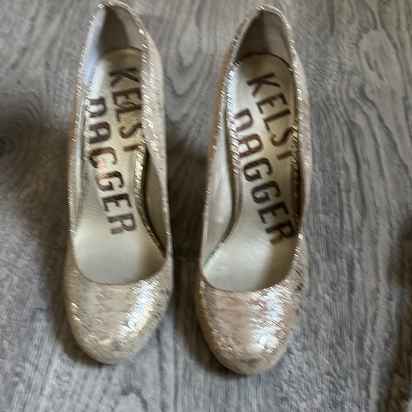 Kelsi Dagger Super fun Gold/Tan Suede Pumps - Picture 2 of 8